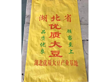 
<p>　　常用的編織布密度是36×36根/10cm2，40×40根/10cm2，48×48根/10cm2。</p>
<p>　　1.編織密度公差。</p>
<p>　　編織密度公差是指比給定標(biāo)準(zhǔn)編織密度多處或減少扁絲的根數(shù)。</p>
<p>　　2.編織布單位面積質(zhì)量。</p>
<p>　　編織布的單位面積重量是以平方米克重?cái)?shù)來表示的，是編織布的一項(xiàng)重要技術(shù)指標(biāo)。平方米克重?cái)?shù)主要取決于經(jīng)緯密度和扁絲的厚度，平方米克重?cái)?shù)影響編織布的拉伸強(qiáng)度，載荷能力，平方米克重?cái)?shù)是生產(chǎn)企業(yè)控制成本的一個(gè)主要環(huán)節(jié)。</p>
<p>　　3.編織布拉伸負(fù)荷。</p>
<p>　　拉伸負(fù)荷也稱抗拉強(qiáng)度，拉伸強(qiáng)度。對(duì)于編織布克承受經(jīng)向和緯向兩個(gè)方向的拉伸負(fù)荷，故稱經(jīng)向，緯向拉伸負(fù)荷。</p>
<p>　　4.幅寬。</p>
<p>　　各種編織布幅寬直接影響制袋工序。對(duì)于筒布用折經(jīng)表示幅寬，折經(jīng)等于圓周長(zhǎng)的一半。</p>
<p>　　幅寬回縮率，所有編織布織造卷取后的寬度，在展卷切割，印刷，縫合后，制成袋子的寬度都要略小于卷取時(shí)的寬度，我們稱幅寬回縮。</p>
<p>　　5.手感。</p>
<p>　　PP扁絲編織物手感較厚實(shí)，挺闊，粗硬些。</p>
<p>　　HDPE扁絲編織物手感較軟，潤(rùn)滑，不致密。</p>
<p>　　在PP扁絲料中添加鈣質(zhì)母料，手感挺闊，PP中少加HDPE會(huì)使其柔軟些。</p>
<p>　　扁絲窄，編織的平，手感柔軟，扁絲寬，編織布時(shí)折疊絲多，手感粗糙。</p>
<p><br></p>
